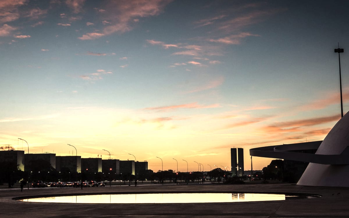Esplanada dos Ministérios em Brasília ao pôr do sol