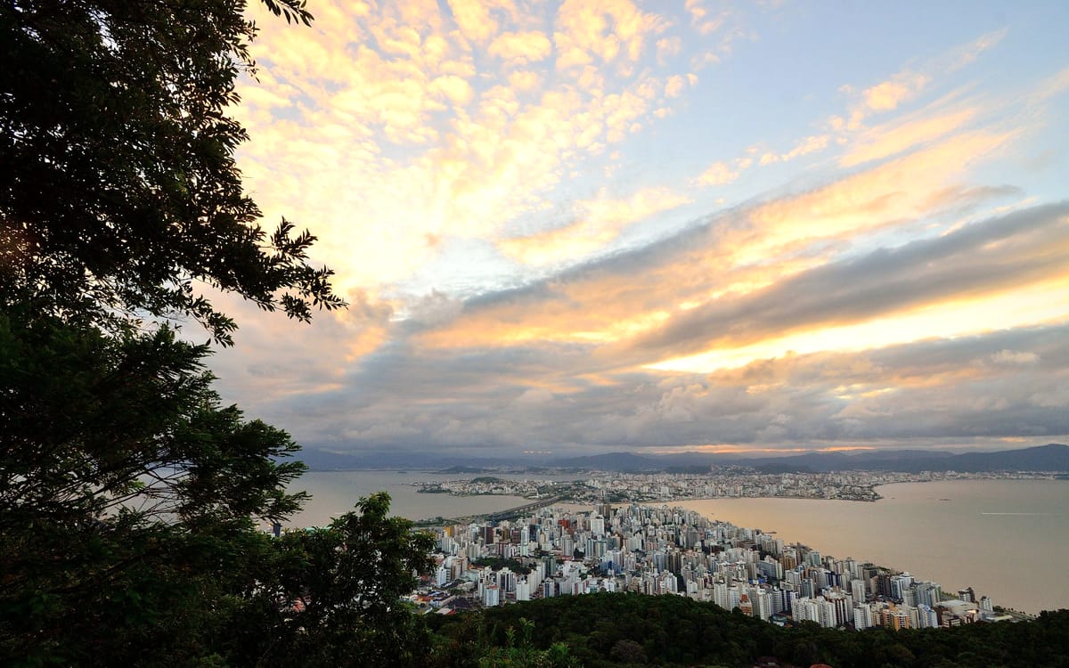 Vista aérea dos prédios à beira-mar em Florianópolis